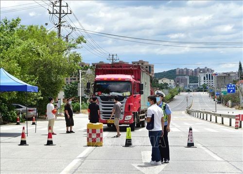 Một trạm kiểm soát nhằm ngăn chặn sự lây lan của dịch COVID-19 trên tuyến đường tới huyện Tiên Du, tỉnh Phúc Kiến, Trung Quốc, ngày 12/9/2021. Ảnh: THX/TTXVN