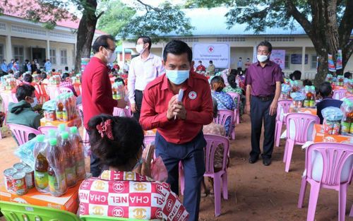 Phát quà cứu trợ người dân có hoàn cảnh khó khăn do dịch Covid-19 tại tỉnh Kampot. (Ảnh: Fresh News).