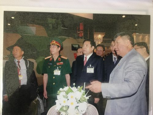 Đại tướng Phùng Quang Thanh tại Triển lãm Quốc phòng Thái Lan năm 2009. Ảnh: HOÀNG MINH