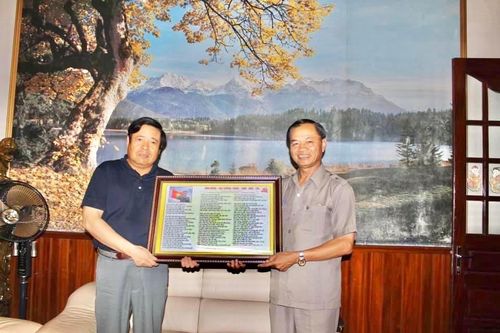Thiếu tướng, Anh hùng LLVT nhân dân Hoàng Kiền tặng thơ Đại tướng Phùng Quang Thanh, tháng 5-2016. Ảnh do nhân vật cung cấp. 