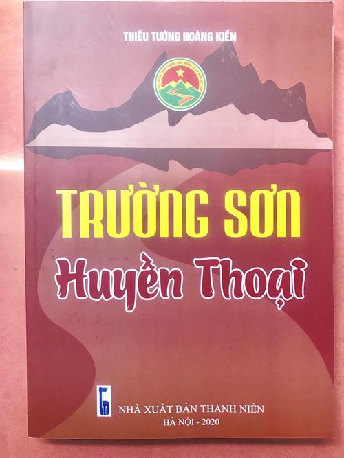  Cuốn sách "Trường Sơn huyền thoại" của tác giả Hoàng Kiền tặng Đại tướng Phùng Quang Thanh. Ảnh do nhân vật cung cấp. 