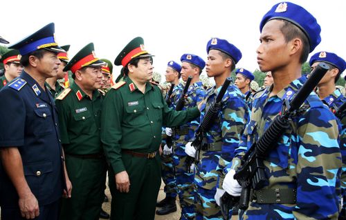 Đại tướng dành thời gian gần gũi, động viên bộ đội. 