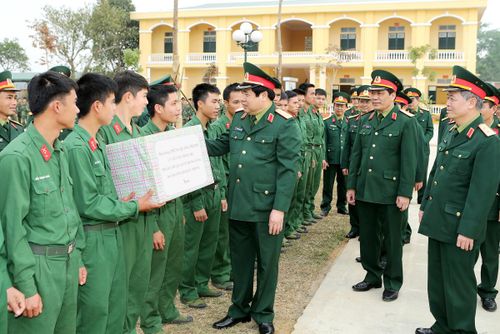  Đến các đơn vị, Đại tướng luôn dành thời gian trò chuyện thân mật với chiến sĩ… 