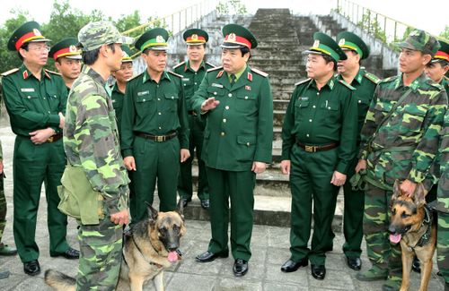 Đại tướng Phùng Quang Thanh kiểm tra công tác huấn luyện tại Trường 24 (Bộ tư lệnh Bộ đội Biên phòng). 