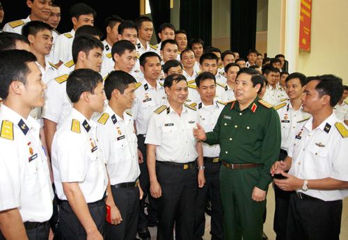 Đại tướng Phùng Quang Thanh nói chuyện thân mật và giao nhiệm vụ cho cán bộ Quân chủng Hải quân trước lúc lên đường đi đào tạo tàu ngầm tại nước ngoài.