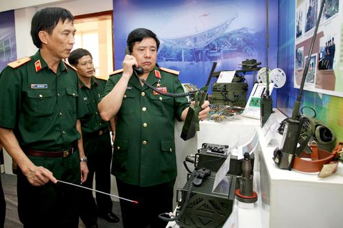 Đại tướng Phùng Quang Thanh thăm, kiểm tra công tác sẵn sàng chiến đấu tại Bộ tư lệnh Binh chủng Thông tin liên lạc. 