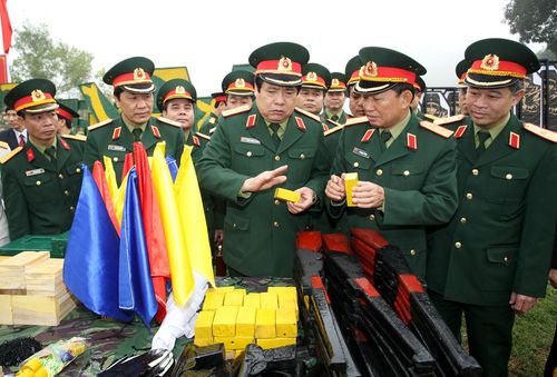 Đại tướng Phùng Quang Thanh và đoàn công tác kiểm tra mô hình học cụ của Trung đoàn 692, Sư đoàn 301 (Bộ tư lệnh Hà Nội).