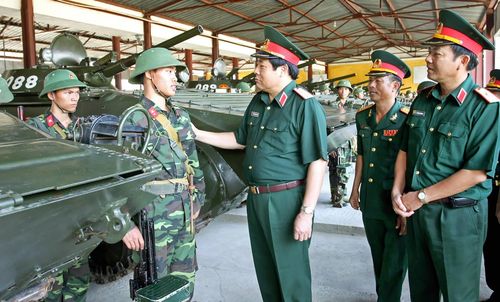 Đại tướng Phùng Quang Thanh kiểm tra vũ khí trang bị và thăm hỏi, động viên bộ đội Trung đoàn 102, Sư đoàn 308 (Quân đoàn 1), tháng 8-2009.