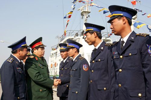Đại tướng Phùng Quang Thanh thăm và kiểm tra thiết bị, khí tài trên tàu của Vùng Cảnh sát biển 1 (Bộ tư lệnh Cảnh sát biển Việt Nam). 