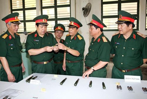  Đại tướng Phùng Quang Thanh kiểm tra một số mẫu đạn bắn tỉa mới ở Nhà máy Z113 (Tổng cục Công nghiệp Quốc phòng), tháng 4-2011.