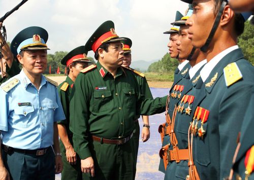 … và Bộ đội Phòng không-Không quân trong lễ diễu binh kỷ niệm 1.000 năm Thăng Long – Hà Nội.