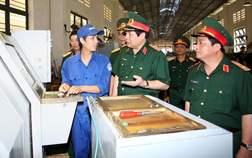 Đại tướng Phùng Quang Thanh kiểm tra dây chuyền sản xuất vũ khí mới tại Nhà máy Z113 (Tổng cục Công nghiệp Quốc phòng), tháng 4-2011.