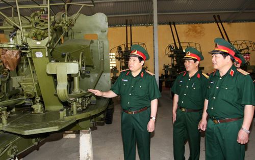 Đại tướng Phùng Quang Thanh kiểm tra vũ khí trang bị tại Lữ đoàn pháo Phòng không 297 (Quân khu 2), tháng 4-2011.