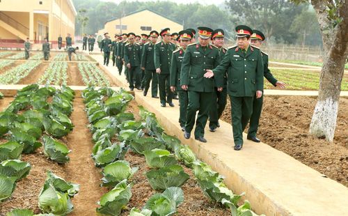 Đến các đơn vị, Đại tướng Phùng Quang Thanh luôn dành thời gian kiểm tra công tác hậu cần phục vụ bữa ăn hằng ngày của bộ đội. Ảnh: Quang Thái 