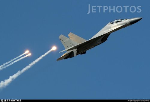 Phiên bản J-16 được ví là Su-35 của Trung Quốc, có cấu hình ghế đôi, là loại chiến đấu cơ đa chức năng, sử dụng nhiều công nghệ thế hệ tiếp theo hơn, như radar AESA trang bị cho máy bay, tên lửa PL-15 dẫn đường bằng radar AESA và lớp phủ tàng hình.