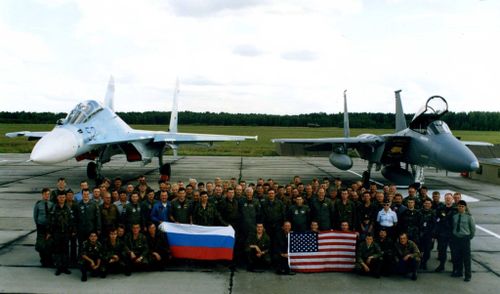 Trên thực tế, Su-27 được Liên Xô phát nhằm đối đầu với F-14 và F-15 của Mỹ trong thời kỳ chiến tranh Lạnh. Sau khi Liên Xô sụp đổ, Không quân Mỹ đã mua một số chiếc Su-27 đã qua sử dụng từ Belarus, vào những năm 1990 với mục đích thử nghiệm.