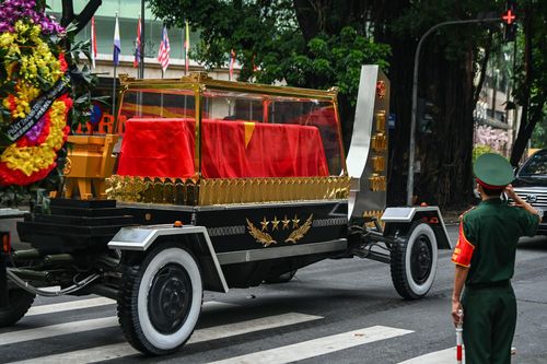 Linh xa đưa linh cữu đại tướng rời Nhà Tang lễ Quốc gia về nghĩa trang ở xã Thạch Đà, huyện Mê Linh, Hà Nội. Ảnh: Việt Linh.