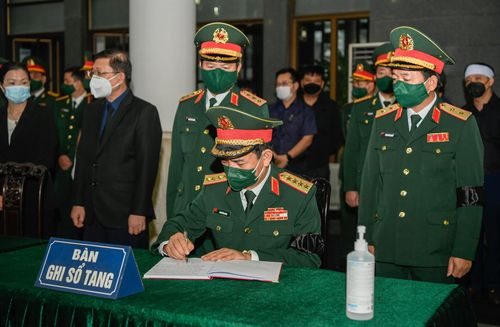 Đại tướng Phan Văn Giang ghi vào sổ tang: “Trong suốt cuộc đời hoạt động cách mạng của mình, trải qua nhiều cương vị khác nhau, đồng chí luôn nỗ lực phấn đấu, vượt qua mọi khó khăn, gian khổ, chiến đấu anh dũng, kiên cường, chỉ huy quyết đoán, linh hoạt, sáng tạo. Trên cương vị Ủy viên Bộ Chính trị, Phó bí thư Quân ủy Trung ương, Bộ trưởng Quốc phòng, đồng chí cùng tập thể Quân ủy Trung ương, Bộ Quốc phòng, tham mưu với Đảng, Nhà nước hoạch định đường lối, lãnh đạo nhiệm vụ quân sự, quốc phòng, xây dựng nền quốc phòng toàn dân vững chắc, xây dựng Đảng bộ Quân đội trong sạch vững mạnh, xây dựng Quân đội Nhân dân cách mạng, chính quy, tinh nhuệ, từng bước hiện đại, nâng cao chất lượng tổng hợp, sức mạnh chiến đấu, góp phần giữ vững môi trường hòa bình, ổn định để xây dựng và bảo vệ Tổ quốc". Ảnh: Việt Trung.