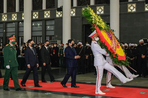 Thủ tướng Phạm Minh Chính đại diện đoàn Chính phủ thắp hương tại lễ viếng. Ảnh: Việt Trung.