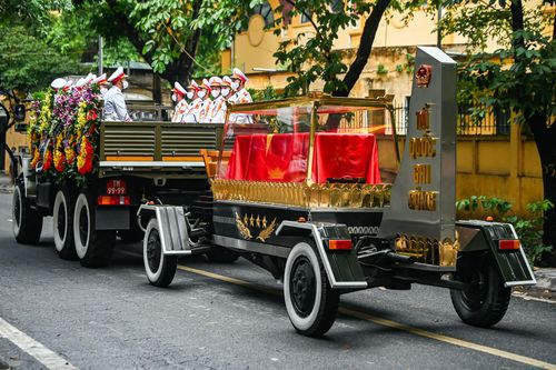 Lễ an táng đại tướng Phùng Quang Thanh diễn ra từ 15h30 cùng ngày tại xã Thạch Đà, Mê Linh, Hà Nội. Ảnh: Việt Linh.