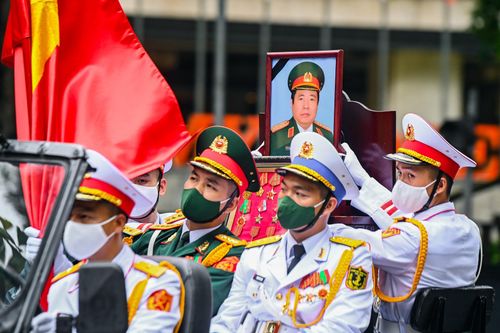 Đoàn xe tang đi qua nhiều tuyến phố ở trung tâm Hà Nội. Ảnh: Việt Linh.