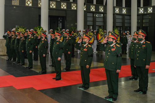 Đại tướng Phan Văn Giang, Bộ trưởng Quốc phòng, dâng hương tưởng nhớ đại tướng Phùng Quang Thanh. Ảnh: Việt Trung.