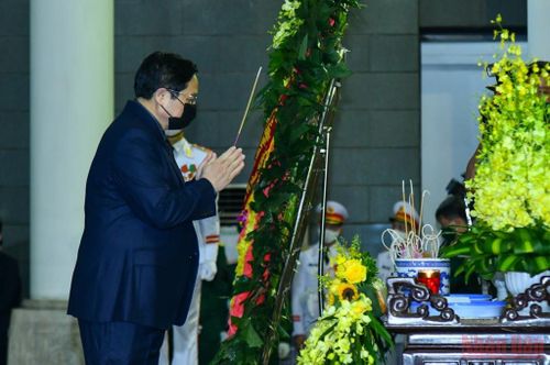 Đoàn Chính phủ nước CHXHCN Việt Nam do đồng chí Phạm Minh Chính, Ủy viên Bộ Chính trị, Thủ tướng Chính phủ, dẫn đầu vào viếng và chia buồn cùng gia quyến.