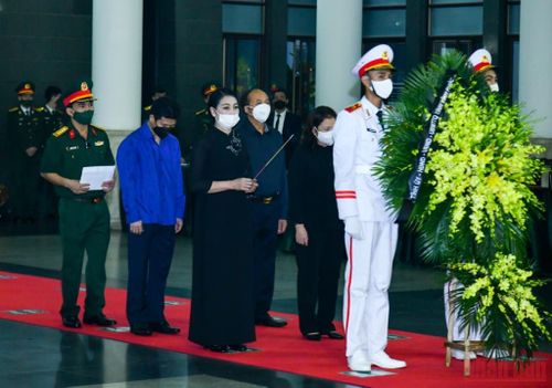 Đoàn tỉnh Vĩnh Phúc do Bí thư Tỉnh ủy Hoàng Thúy Lan dẫn đầu vào viếng đồng chí Phùng Quang Thanh.