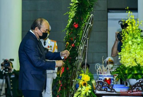 Chủ tịch nước Nguyễn Xuân Phúc thắp hương viếng đồng chí Phùng Quang Thanh.