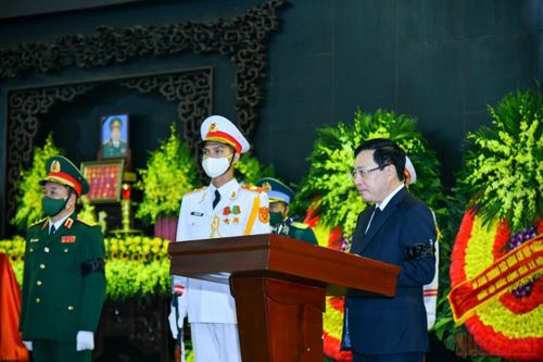 Phó Thủ tướng Thường trực Phạm Bình Minh, Trưởng Ban lễ tang đọc lời điếu tại Lễ truy điệu đồng chí Phùng Quang Thanh.