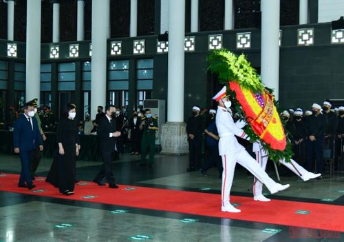 Đoàn Thành ủy, HĐND, UBND, Ủy ban Mặt trận Tổ quốc Việt Nam thành phố Hà Nội do Chủ tịch UBND thành phố Chu Ngọc Anh dẫn đầu vào viếng Đại tướng Phùng Quang Thanh.