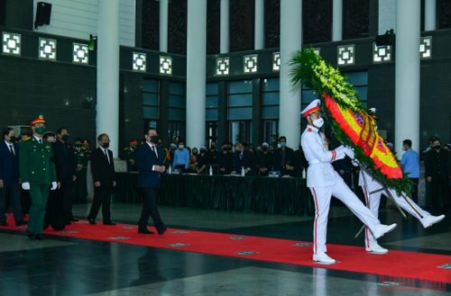 Đoàn Quốc hội nước CHXHCN Việt Nam do đồng chí Vương Đình Huệ, Ủy viên Bộ Chính trị, Chủ tịch Quốc hội dẫn đầu vào viếng đồng chí Phùng Quang Thanh.