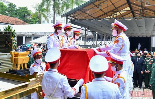 Linh cữu Đại tướng Phùng Quang Thanh được phủ Quốc kỳ trang trọng.