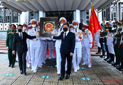 Lãnh đạo Đảng, Nhà nước đưa linh cữu đồng chí Phùng Quang Thanh ra xe tang.