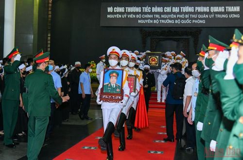 Tiếp đó, các đồng chí lãnh đạo Đảng, Nhà nước, đại diện các bộ, ban, ngành, đoàn thể, đồng chí và gia quyến đã đi quanh linh cữu lần cuối tiễn biệt Đại tướng Phùng Quang Thanh.