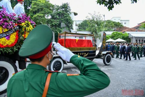 Linh xa đưa linh cữu Đại tướng Phùng Quang Thanh rời Nhà Tang lễ quốc gia.