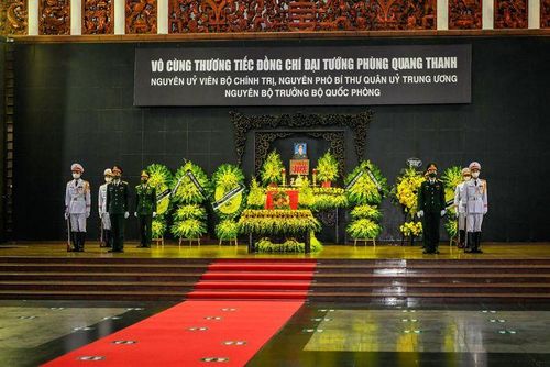 Sáng 15/9, tại Nhà Tang lễ quốc gia (Hà Nội), Ban Chấp hành Trung ương Đảng, Quốc hội, Chủ tịch nước, Chính phủ, Ủy ban Trung ương MTTQ Việt Nam và gia đình đã tổ chức trọng thể Lễ viếng và Lễ truy điệu Đại tướng Phùng Quang Thanh, nguyên Ủy viên Bộ Chính trị, nguyên Phó Bí thư Quân ủy Trung ương, nguyên Bộ trưởng Bộ Quốc phòng, theo nghi thức Lễ tang cấp Nhà nước. (Ảnh: Zing.vn)