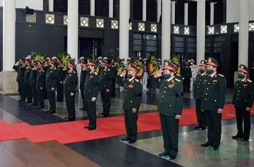 Đoàn Quân ủy Trung ương, Bộ Quốc phòng do Đại tướng Phan Văn Giang, Ủy viên Bộ Chính trị, Phó bí thư Quân ủy Trung ương, Bộ trưởng Bộ Quốc phòng làm trưởng đoàn vào viếng. (Ảnh: Báo Quân Đội Nhân Dân)