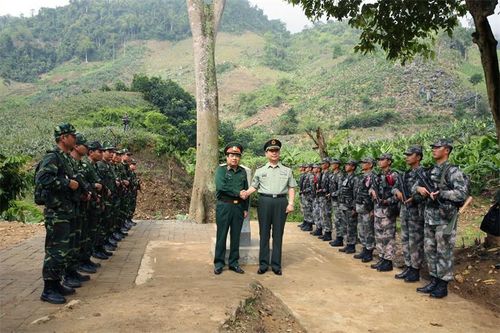 Đại tướng Phùng Quang Thanh và lãnh đạo Bộ Quốc phòng Trung Quốc chứng kiến buổi tuần tra song phương giữa Tiểu đoàn BĐBP Nam Khê, Quân giải phóng nhân dân Trung Quốc và Đồn Biên phòng Bản Lầu, BĐBP Lào Cai - Hoạt động trong khuôn khổ Chương trình Giao lưu hữu nghị Quốc phòng biên giới Việt Nam-Trung Quốc lần thứ 2, năm 2015. Ảnh: Hoàng Anh