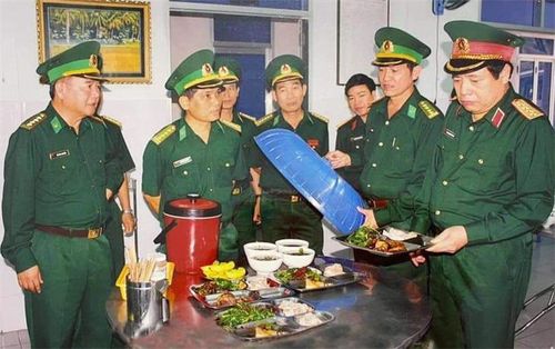 Đại tướng Phùng Quang Thanh thăm, làm việc tại BĐBP Khánh Hòa, năm 2012. Trong ảnh: Đại tướng Phùng Quang Thanh kiểm tra bếp ăn của đơn vị. Ảnh: Hải Luận