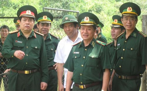 Đại tướng Phùng Quang Thanh làm việc tại Đồn Biên phòng cửa khẩu Quốc tế Cầu Treo (BĐBP Hà Tĩnh), năm 2012. Ảnh: Thanh Giang