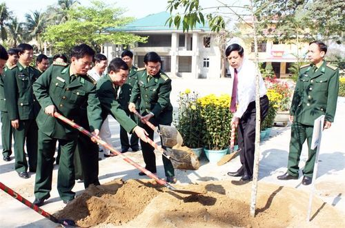 Đại tướng Phùng Quang Thanh (thứ 2 từ phải sang) trồng cây lưu niệm tại Bộ Chỉ huy BĐBP Thừa Thiên Huế, năm 2010. Ảnh: Ngọc Bình