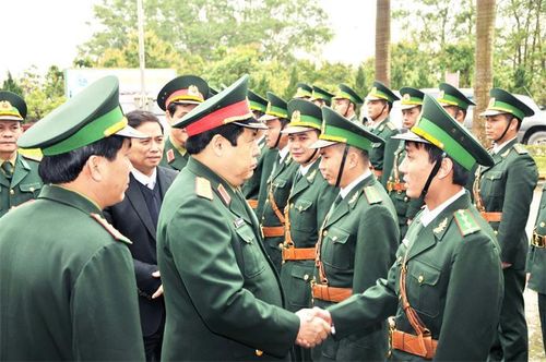 Đại tướng Phùng Quang Thanh thăm, động viên các cán bộ, chiến sĩ BĐBP Quảng Ninh làm nhiệm vụ tại cửa khẩu quốc tế Móng Cái, năm 2014. Ảnh: Hoàng Anh