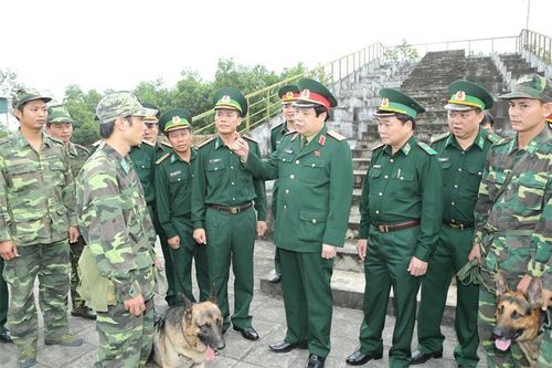 Đại tướng Phùng Quang Thanh nói chuyện với cán bộ, huấn luyện viên Trường Trung cấp 24 Biên phòng, năm 2013. Ảnh: Chu Thanh