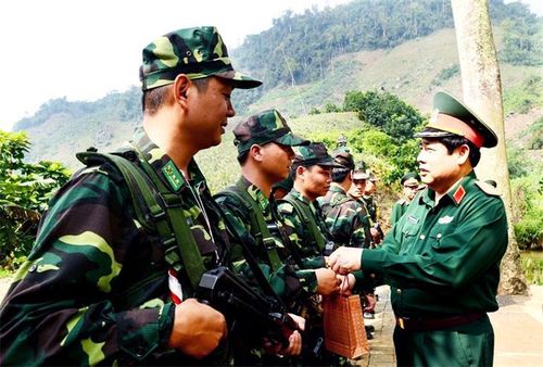 Đại tướng Phùng Quang Thanh động viên, tặng quà cán bộ, chiến sĩ Đồn Biên phòng Bản Lầu, BĐBP Lào Cai, năm 2015. Ảnh: Tư liệu