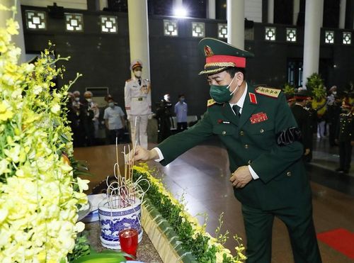  Đoàn Quân ủy Trung ương, Bộ Quốc phòng do Đại tướng Phan Văn Giang dẫn đầu viếng Đại tướng Phùng Quang Thanh. (Ảnh: Trọng Đức/TTXVN)