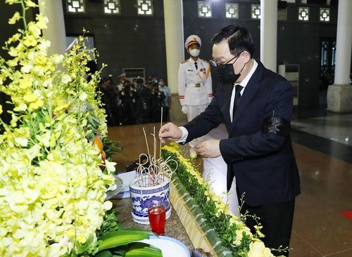 Chủ tịch Quốc hội Vương Đình Huệ thắp hương viếng Đại tướng Phùng Quang Thanh. (Ảnh: Trọng Đức/TTXVN)