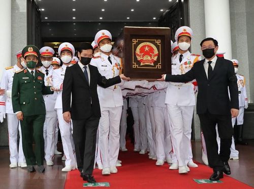 Chủ tịch Quốc hội Vương Đình Huệ và Thường trực Ban Bí thư Võ Văn Thưởng thực hiện nghi thức di quan Đại tướng Phùng Quang Thanh. (Ảnh: Trọng Đức/TTXVN)