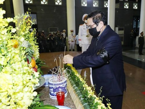 Thủ tướng Phạm Minh Chính thắp hương viếng Đại tướng Phùng Quang Thanh. (Ảnh: Trọng Đức/TTXVN)