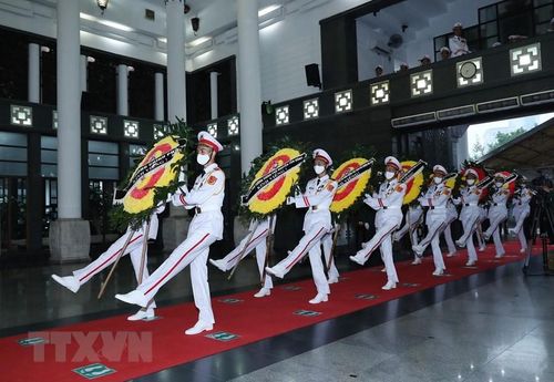  Các bộ, ban, ngành, cơ quan đoàn thể Trung ương cùng các tỉnh, thành phố viếng Đại tướng Phùng Quang Thanh. (Ảnh: Trọng Đức/TTXVN)